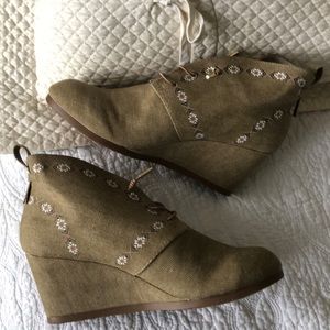 NWOT Canvas burlap boots